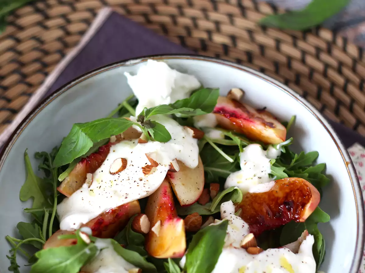 Sød-salt salat med ristede ferskner, rucola og burrata – sommerens søde smage - foto 4