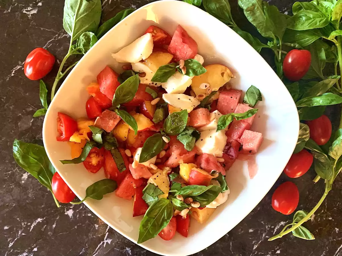 Sommersalat med vandmelon, tomat og nektarin