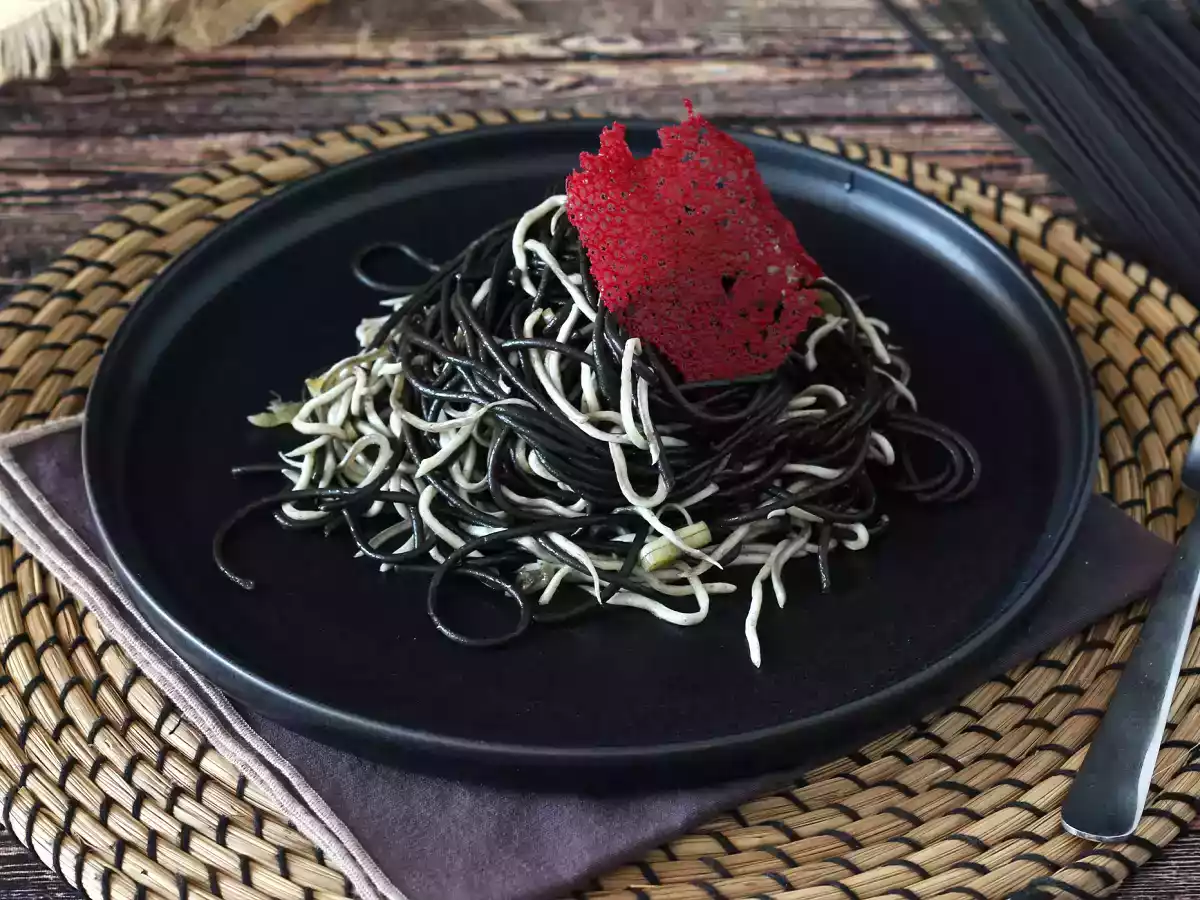 Sort spaghetti med hvidløg og gulas. Pasta al nero di seppia