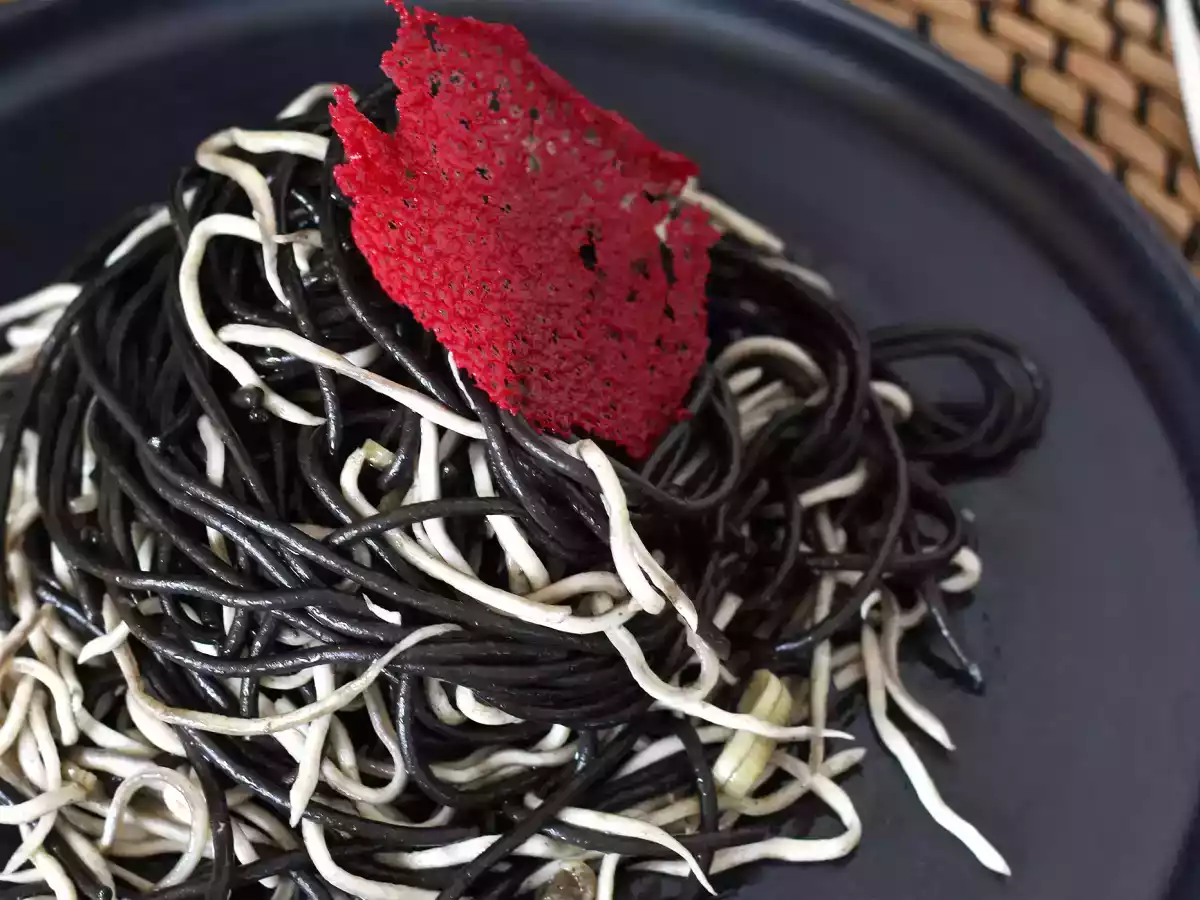 Sort spaghetti med hvidløg og gulas. Pasta al nero di seppia - foto 2