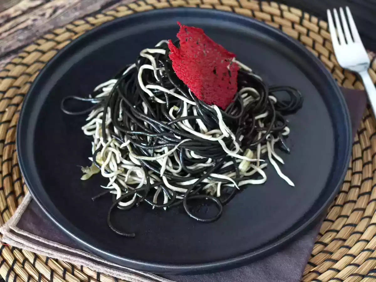 Sort spaghetti med hvidløg og gulas. Pasta al nero di seppia - foto 3