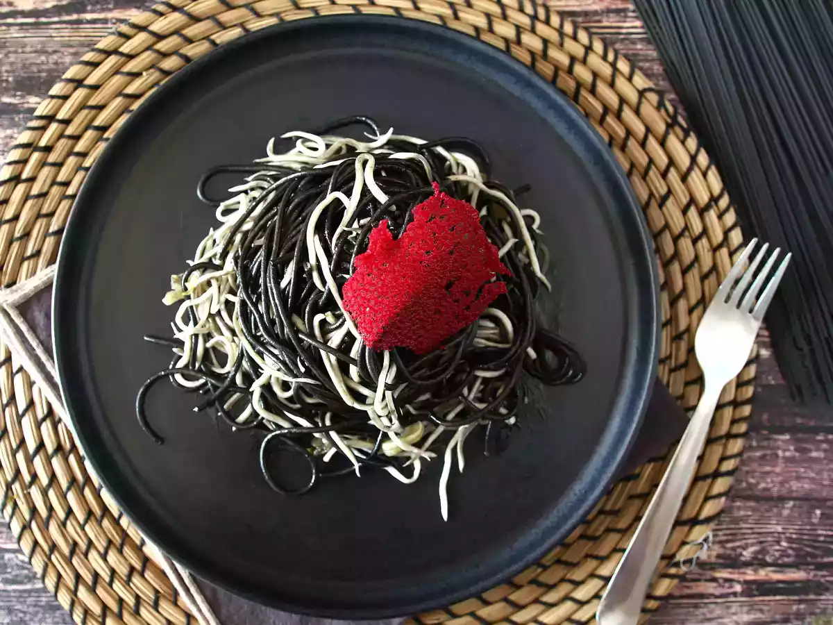 Sort spaghetti med hvidløg og gulas. Pasta al nero di seppia - foto 4