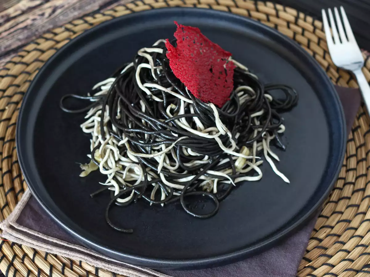 Sorte spaghetti med hvidløg og gulas – pasta al nero di seppia - foto 3