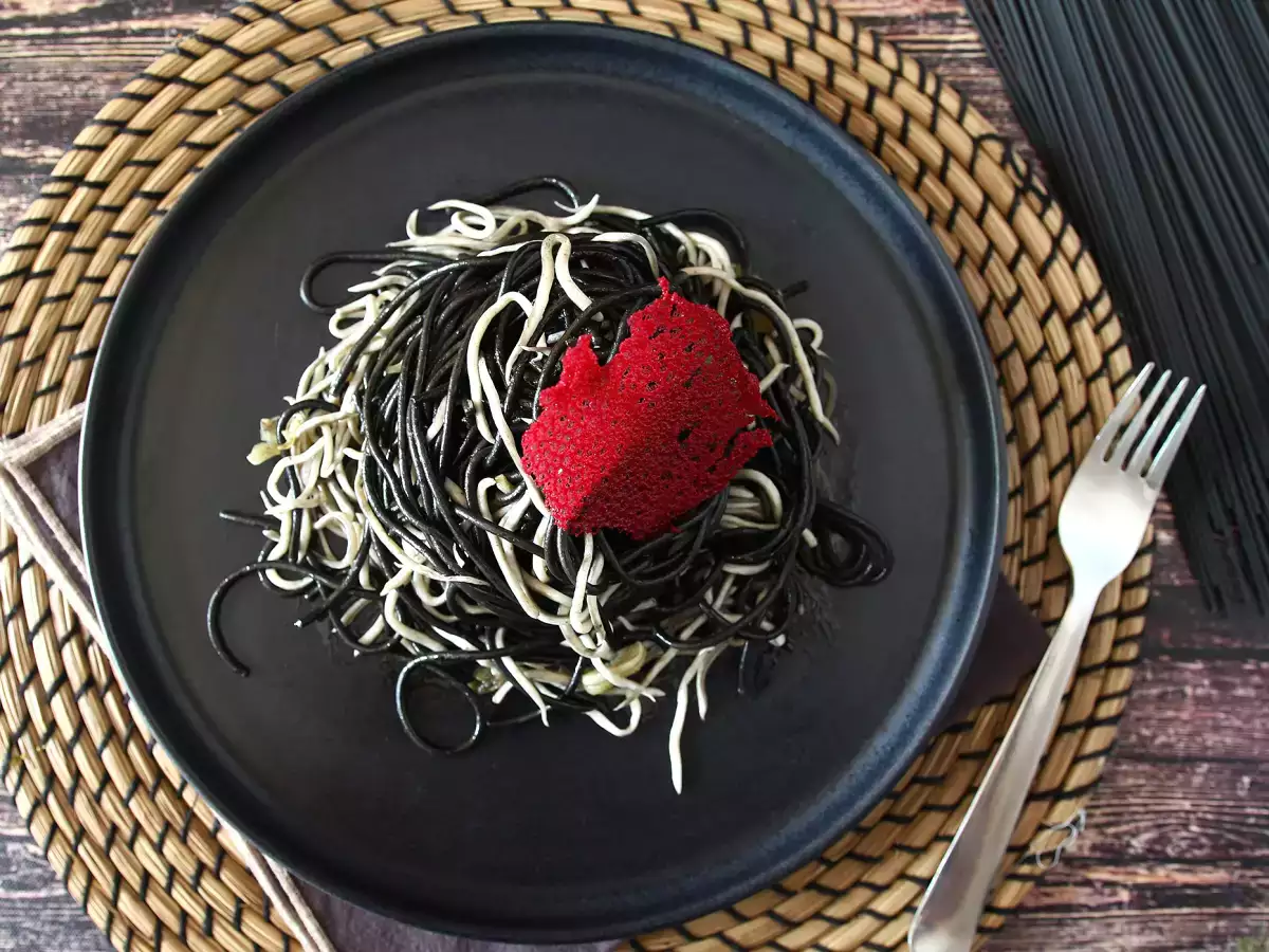 Sorte spaghetti med hvidløg og gulas – pasta al nero di seppia - foto 4