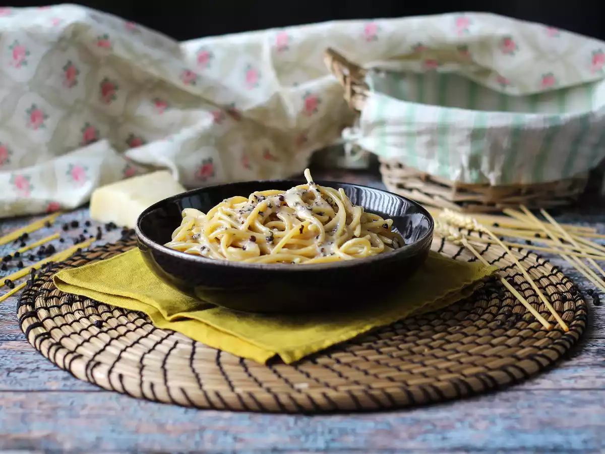 Spaghetti cacio e pepe: 3 ingredienser, en eksplosion af smag! - foto 2