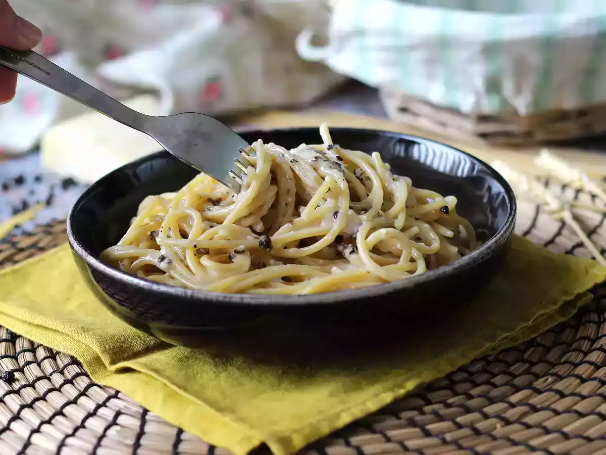 Spaghetti cacio e pepe: 3 ingredienser, en eksplosion af smag! - foto 4