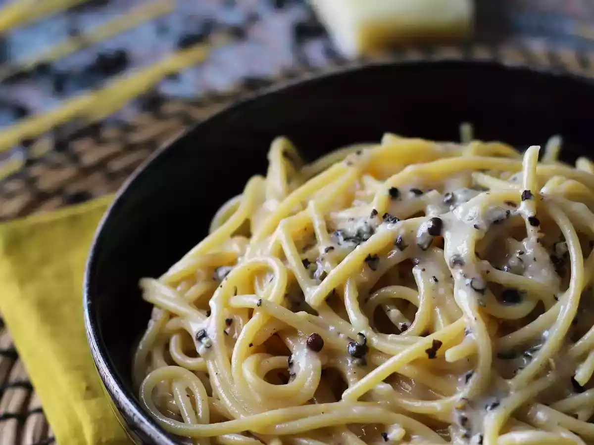 Spaghetti cacio e pepe: 3 ingredienser, en eksplosion af smag! - foto 6