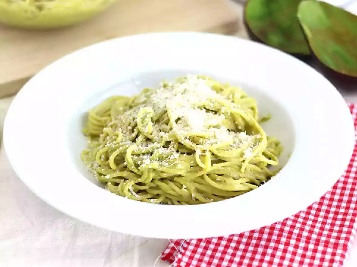 Spaghetti carbonara med avocado
