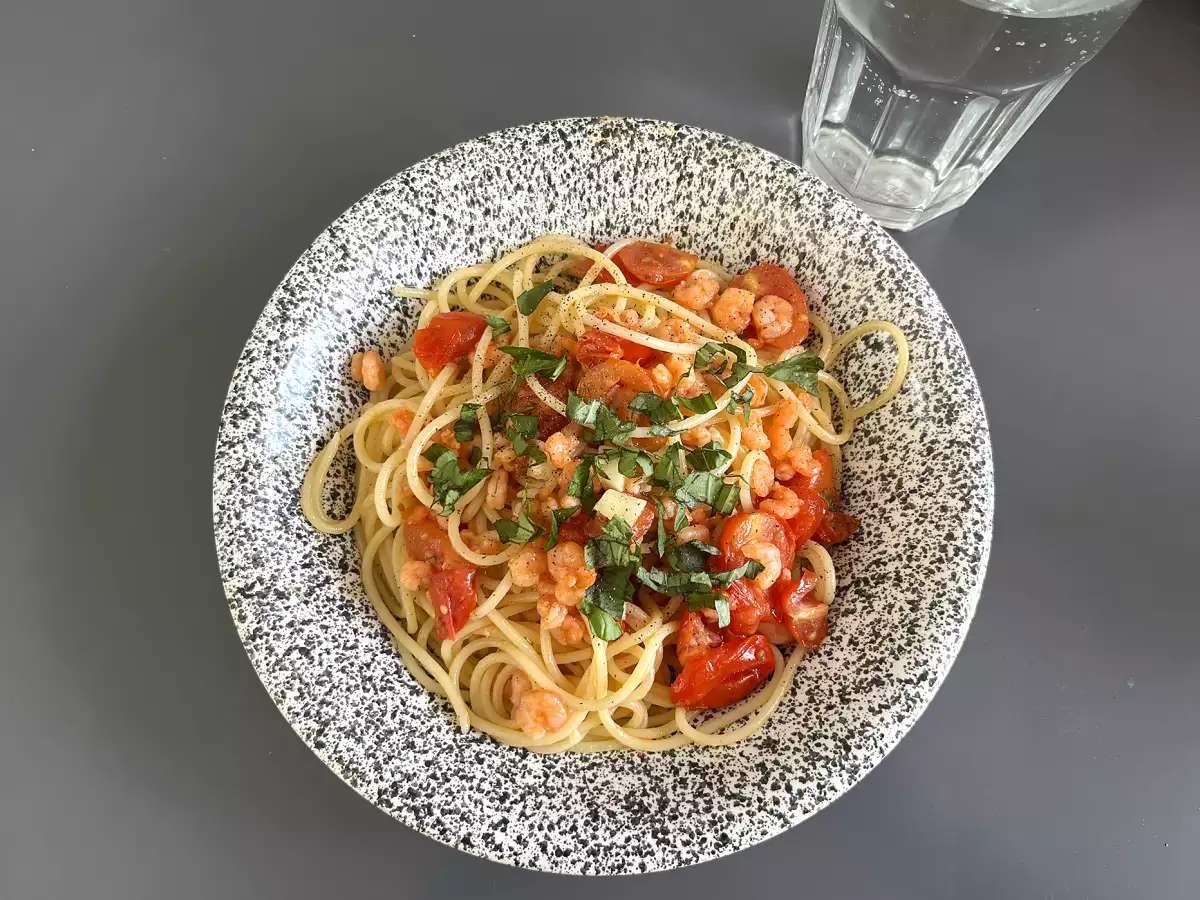 Spaghetti med rejer og cherrytomater – en hurtig opskrift på en lækker pastaret - foto 3
