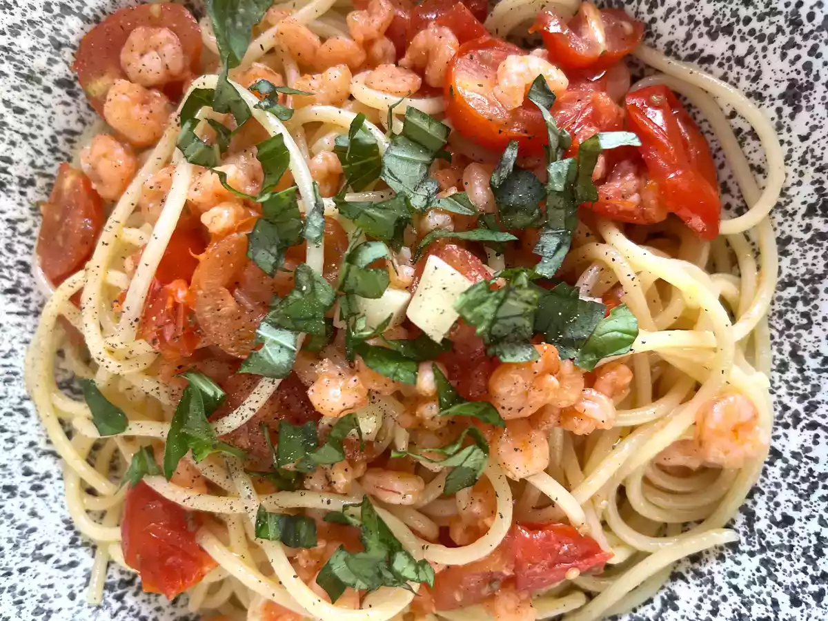 Spaghetti med rejer og cherrytomater, en hurtig opskrift på en velsmagende forret - foto 2