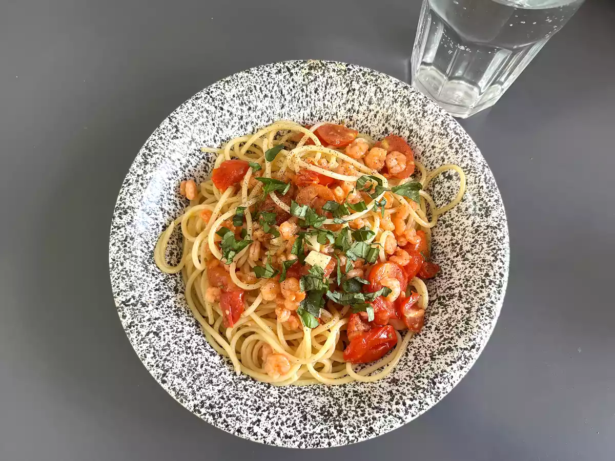 Spaghetti med rejer og cherrytomater, en hurtig opskrift på en velsmagende forret - foto 3