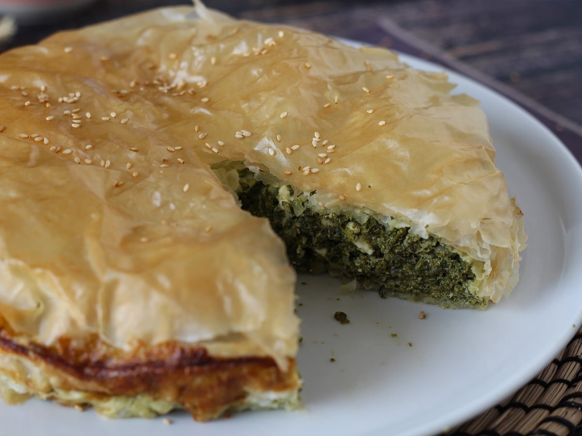 Spanakopita, den supernemme græske tærte med spinat og fetaost - foto 2