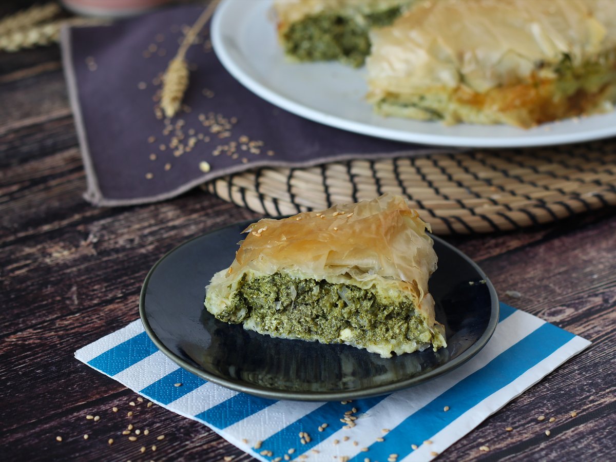 Spanakopita, den supernemme græske tærte med spinat og fetaost - foto 3