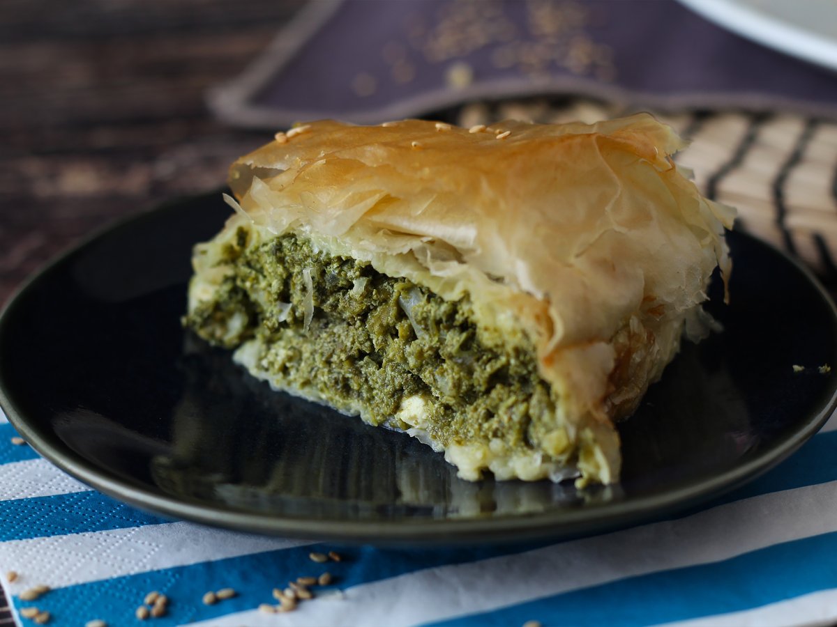 Spanakopita, den supernemme græske tærte med spinat og fetaost - foto 5