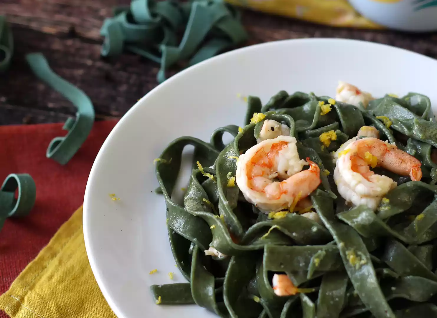 Spirulina-pasta med rejer og citron: en næringsrig forret med en unik smag