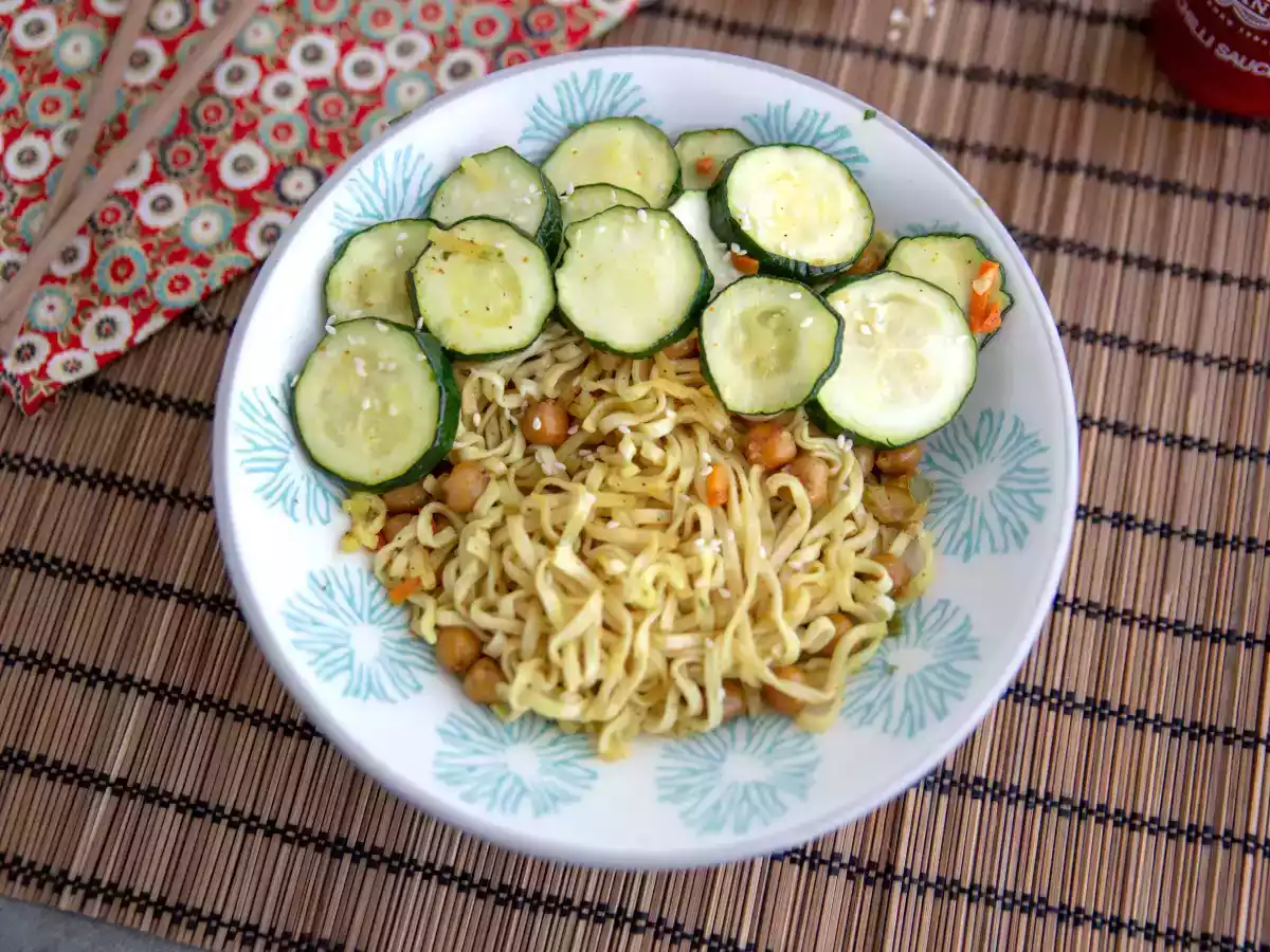 Stegte nudler med ristede kikærter og courgette