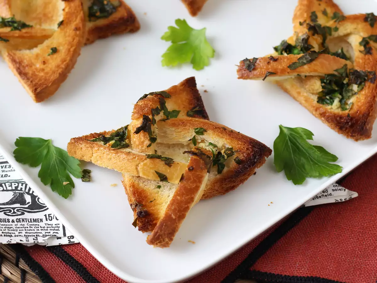 Stjerneformet hvidløgsbrød med toastbrød - foto 5