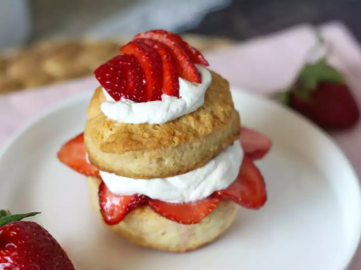 Strawberry shortcake, den amerikanske jordbærkage med fløde, der aldrig slår fejl - foto 3