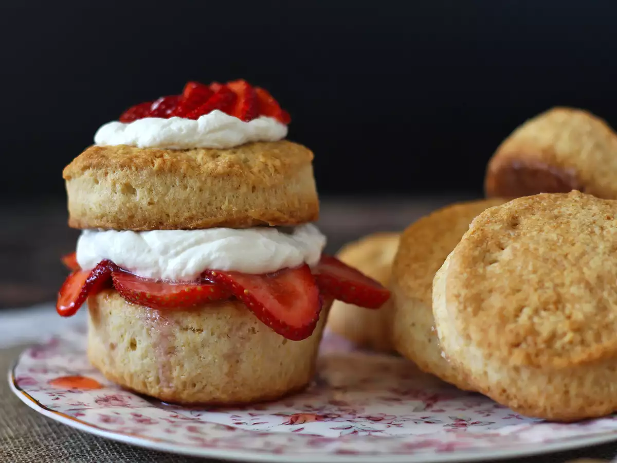 Strawberry shortcake – den amerikanske jordbærkage med flødeskum, der aldrig slår fejl - foto 5
