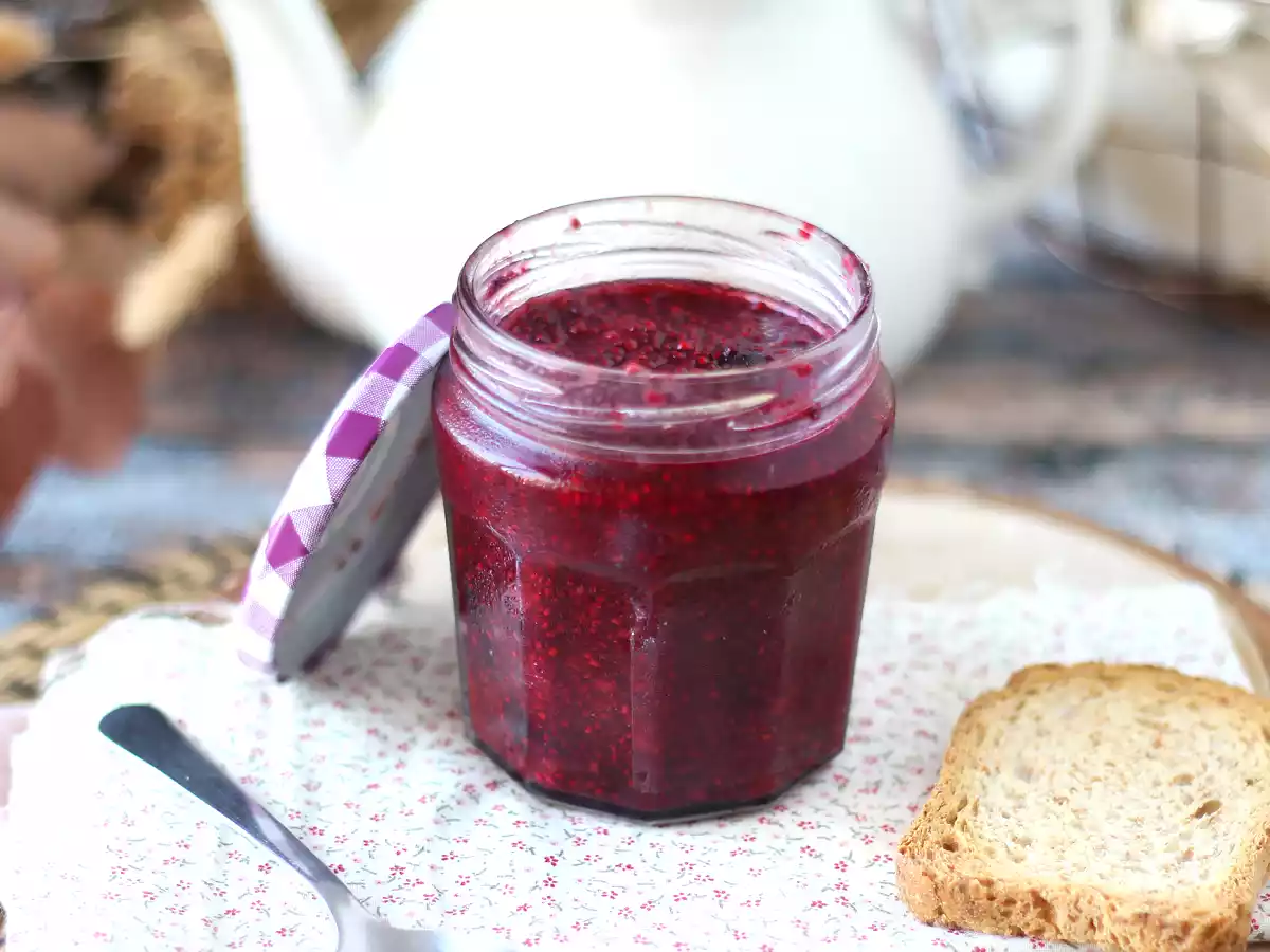 Sund marmelade med bær og chiafrø