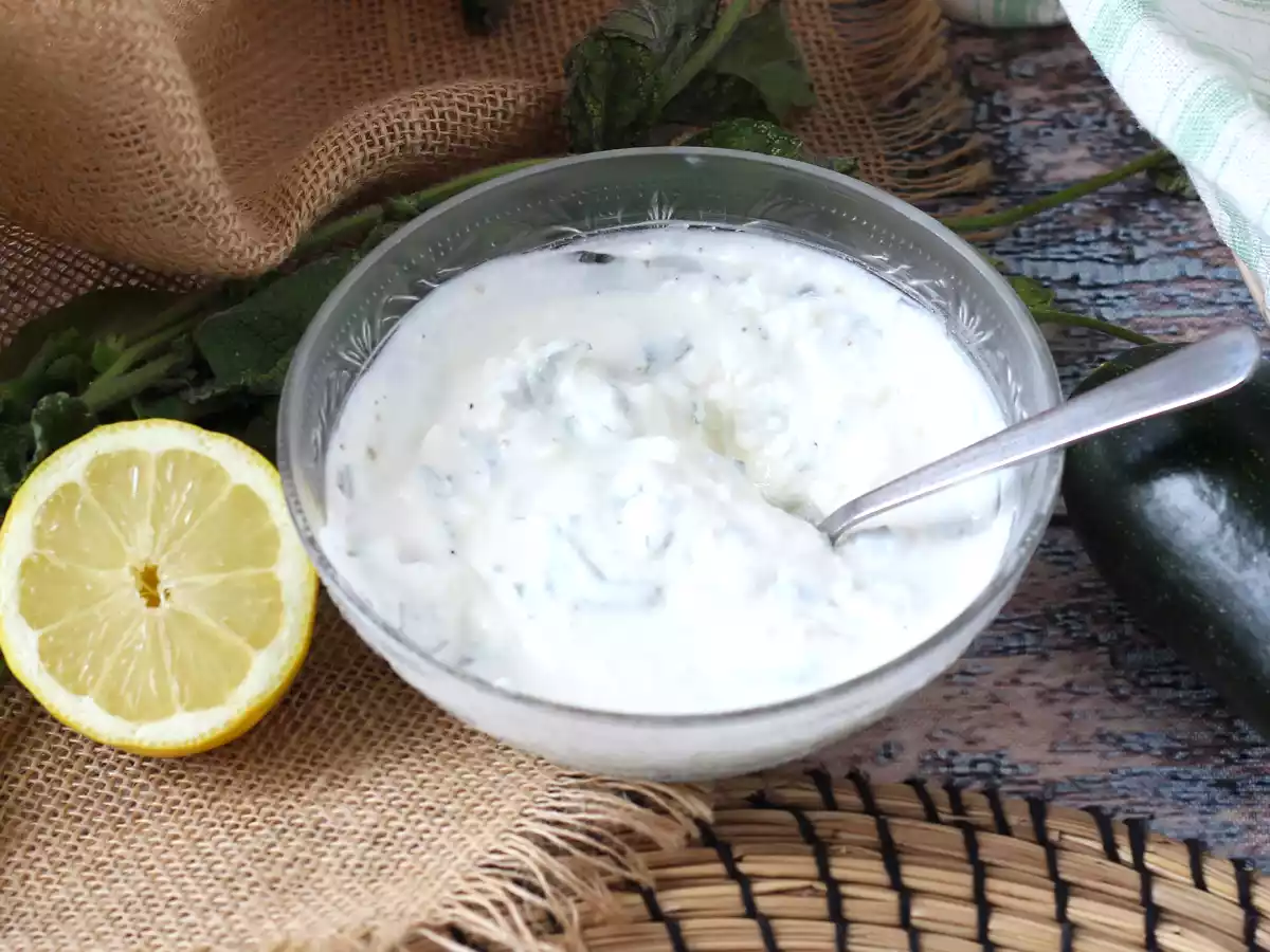 Superfrisk yoghurt, feta, citron og myntesauce!