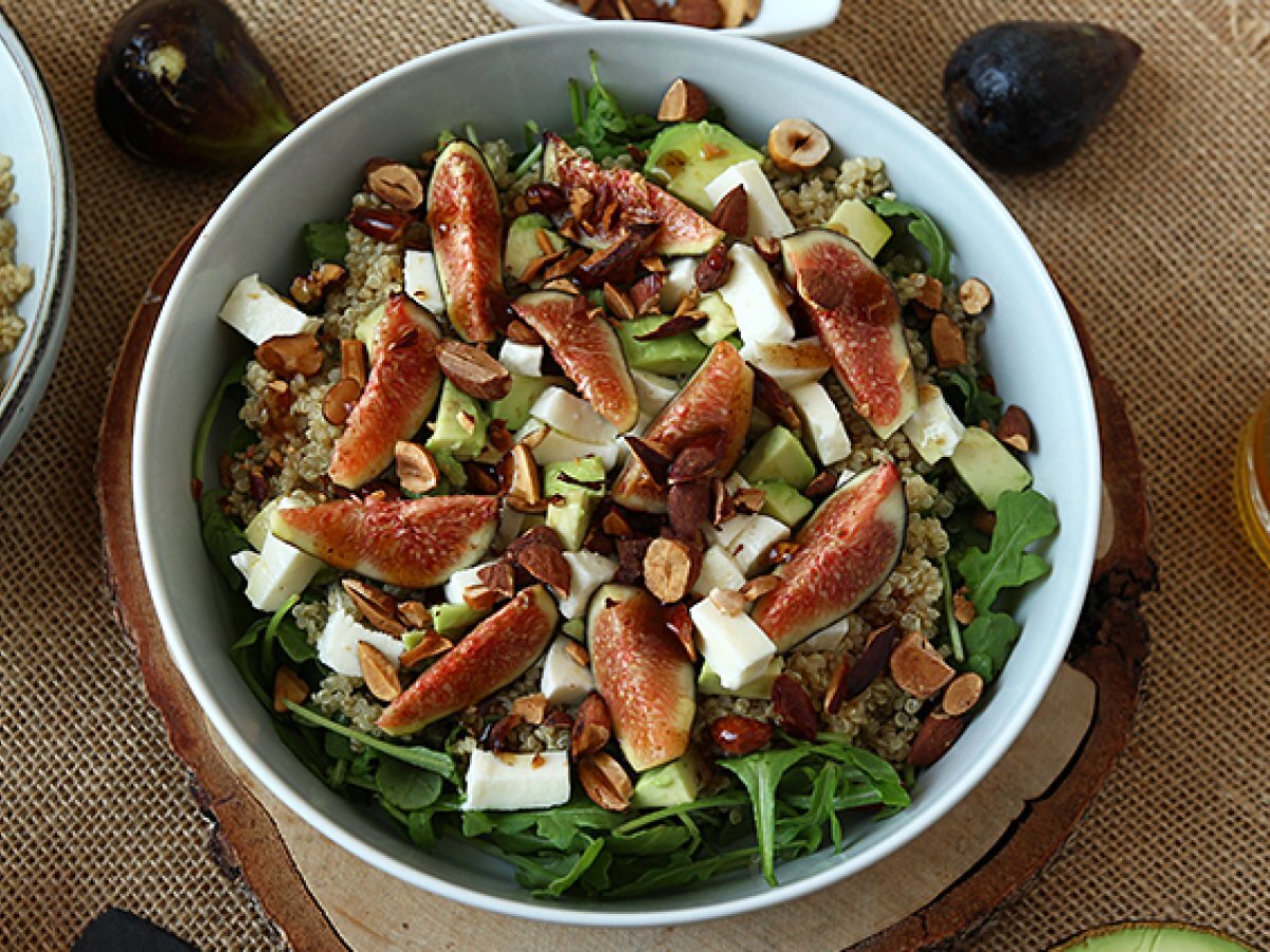 Sursød salat med figner, rucola, quinoa, mozzarella og avocado