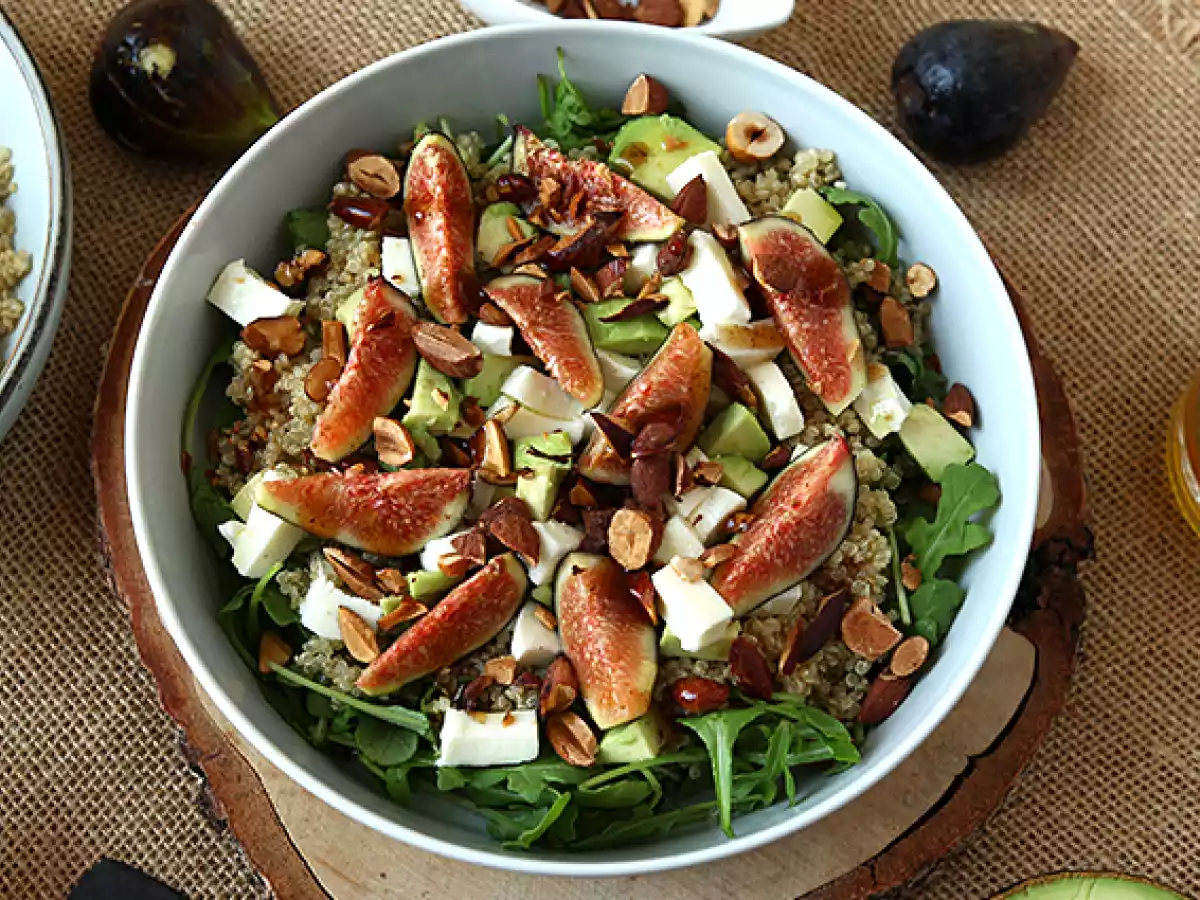 Sursød salat med figner, rucola, quinoa, mozzarella og avocado
