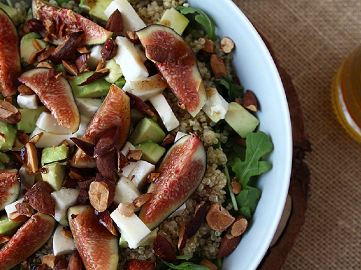 Sursød salat med figner, rucola, quinoa, mozzarella og avocado - foto 2
