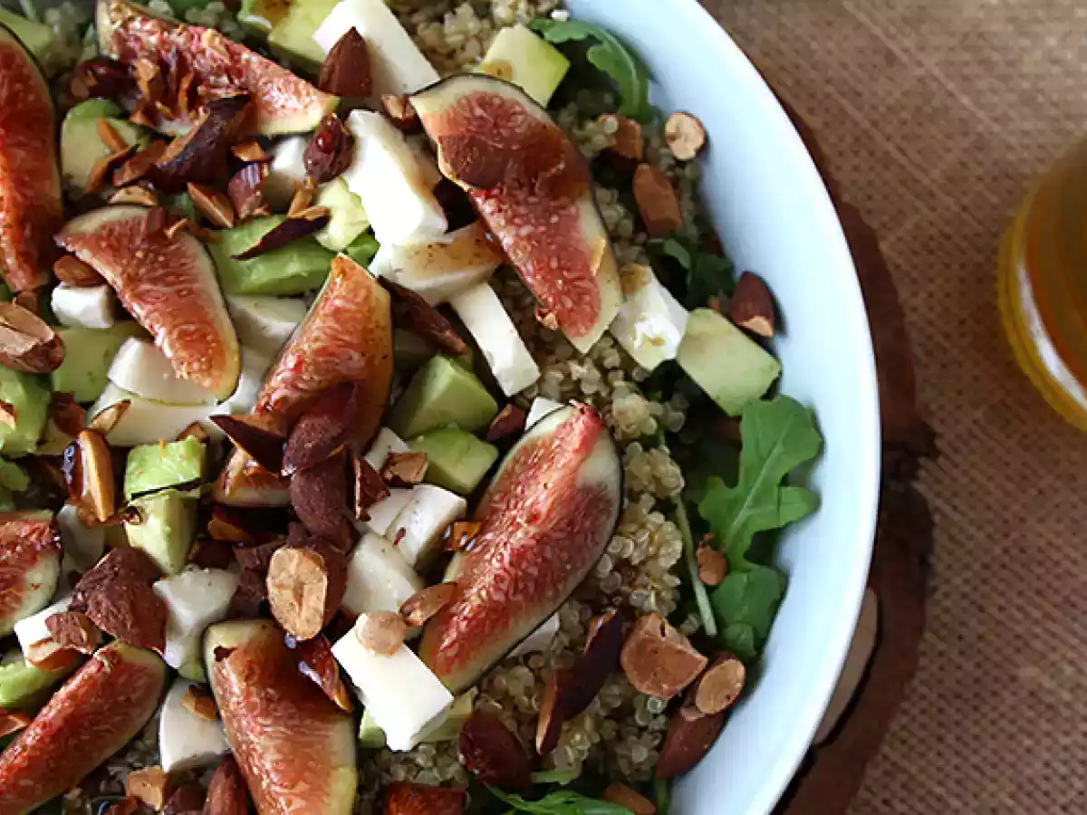 Sursød salat med figner, rucola, quinoa, mozzarella og avocado - foto 2