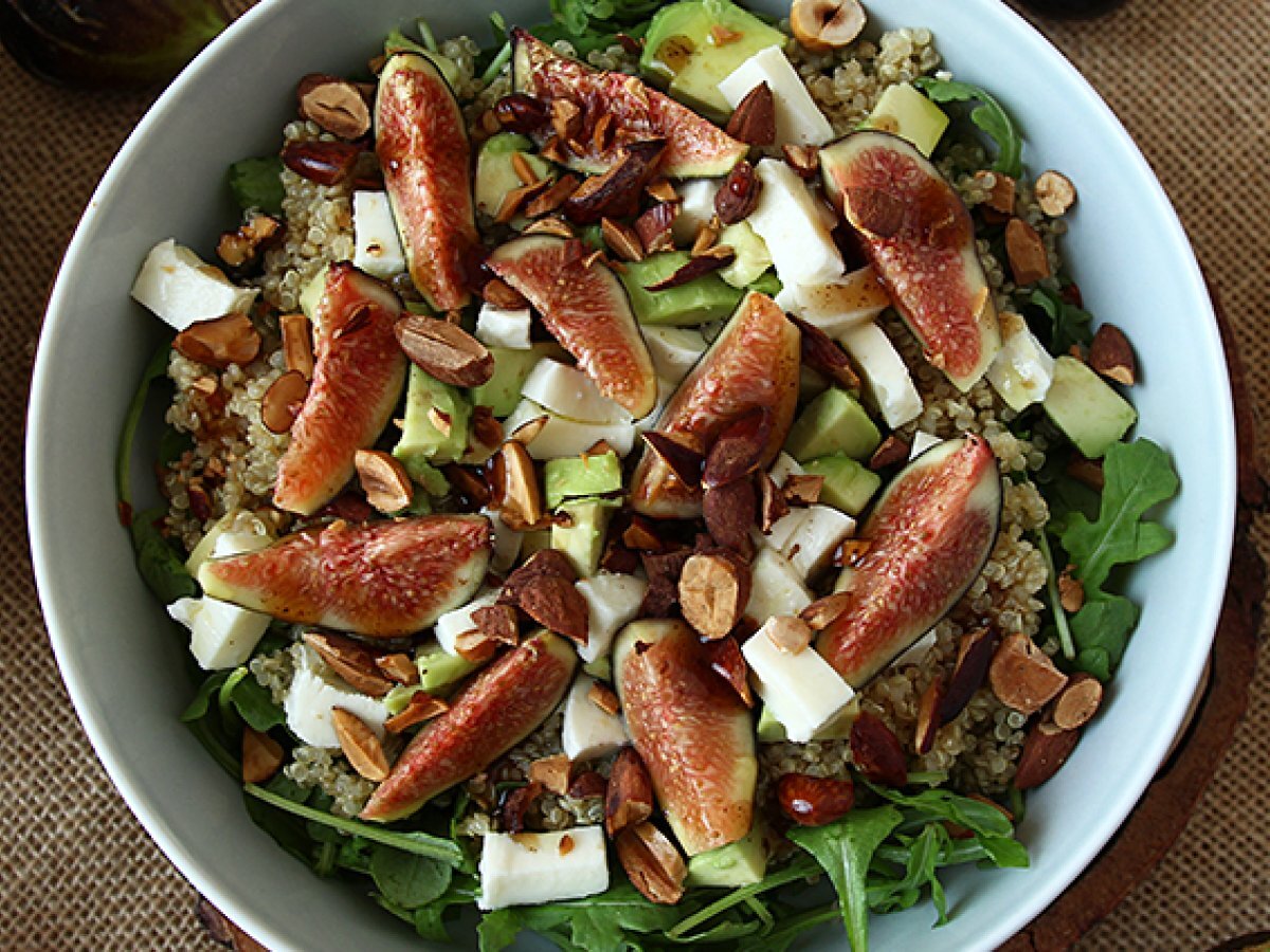 Sursød salat med figner, rucola, quinoa, mozzarella og avocado - foto 4