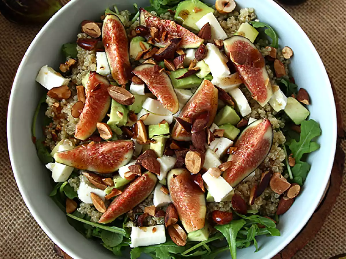 Sursød salat med figner, rucola, quinoa, mozzarella og avocado - foto 4