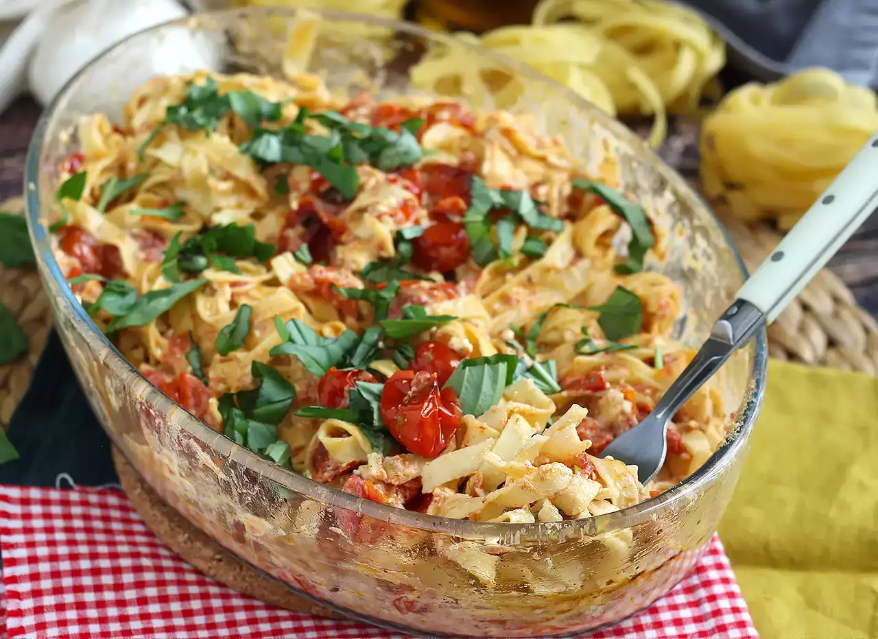 Tagliatelle feta cherrytomater - bagt feta-pasta