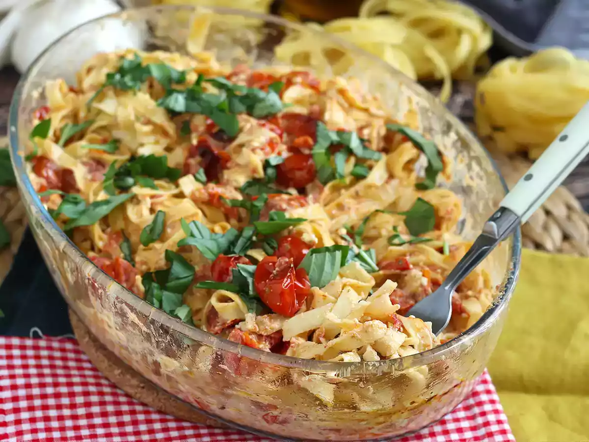 Tagliatelle feta cherrytomater - bagt feta-pasta
