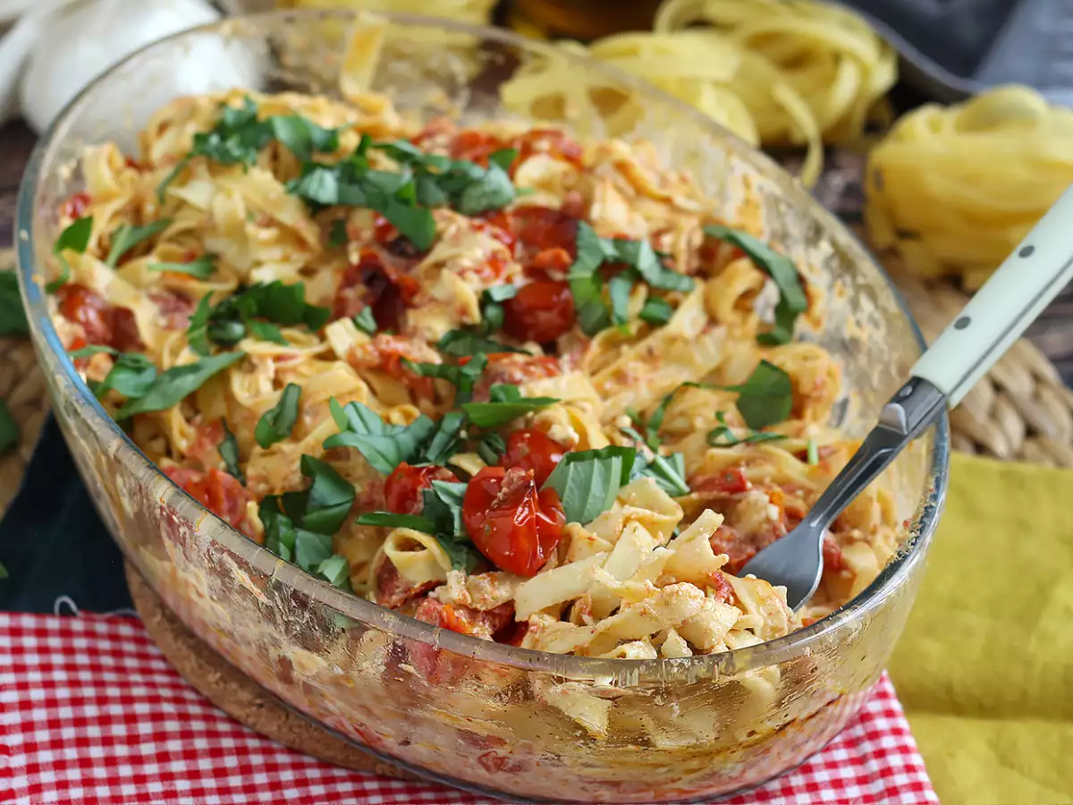 Tagliatelle med feta og cherrytomater – bagt feta-pasta