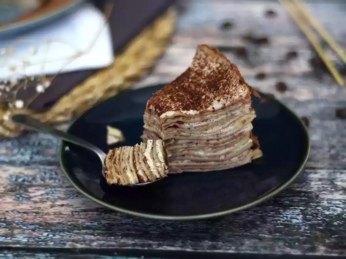 Tiramisu-agtig pandekagekage med kaffe og kakao