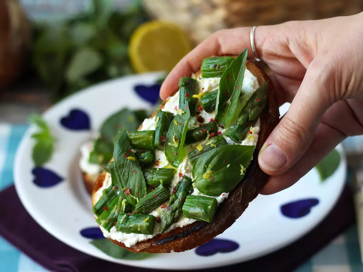 Toast med asparges, ricotta, citron og basilikum - foto 2
