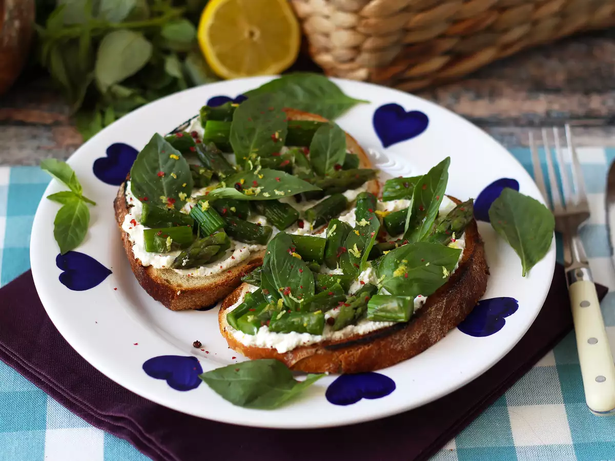 Toast med asparges, ricotta, citron og basilikum - foto 3