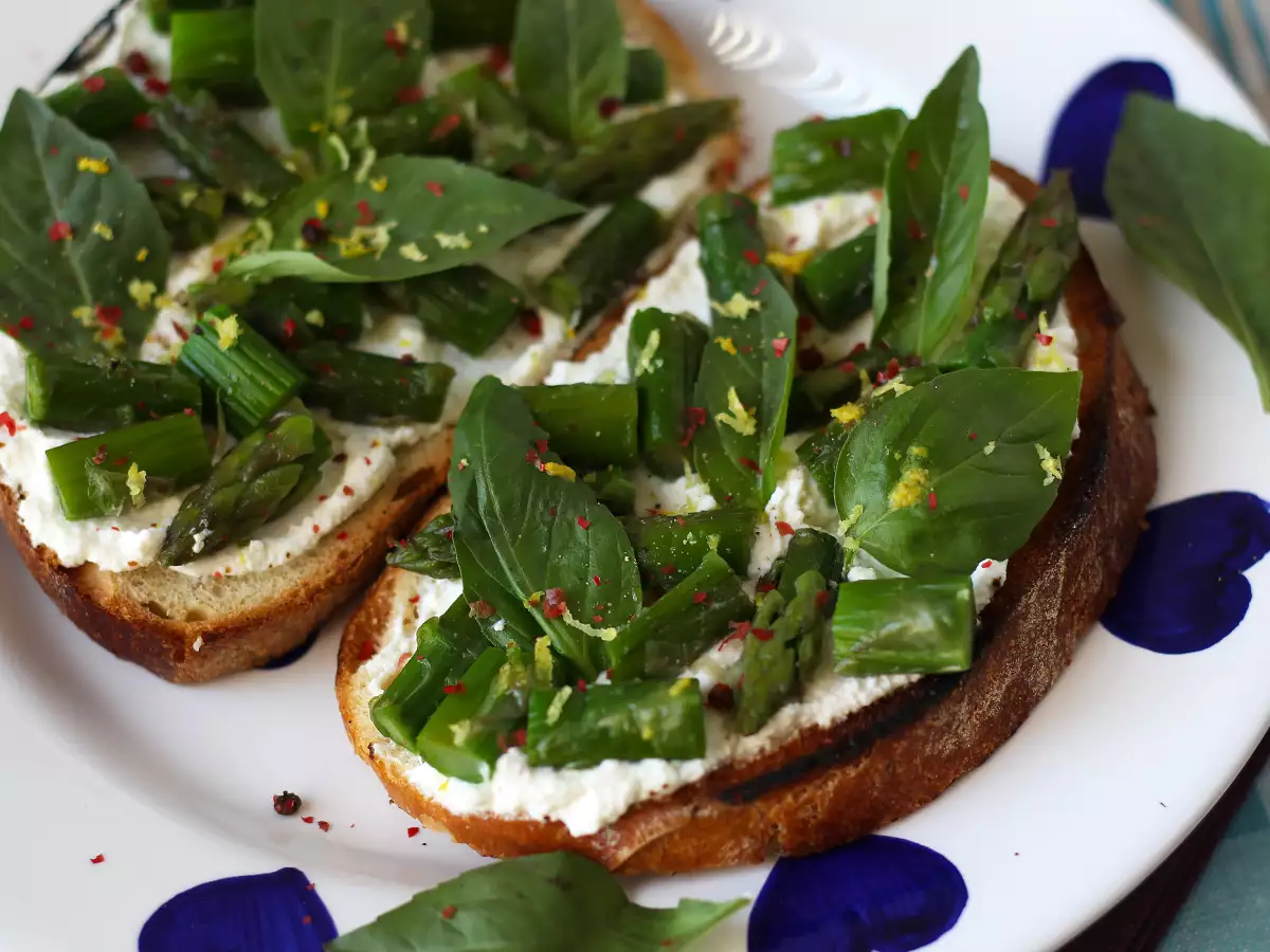 Toast med asparges, ricotta, citron og basilikum - foto 4