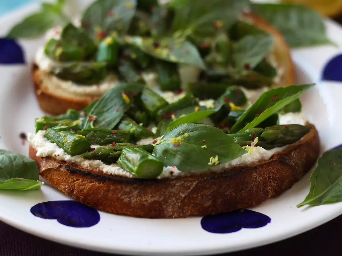 Toast med asparges, ricotta, citron og basilikum - foto 5