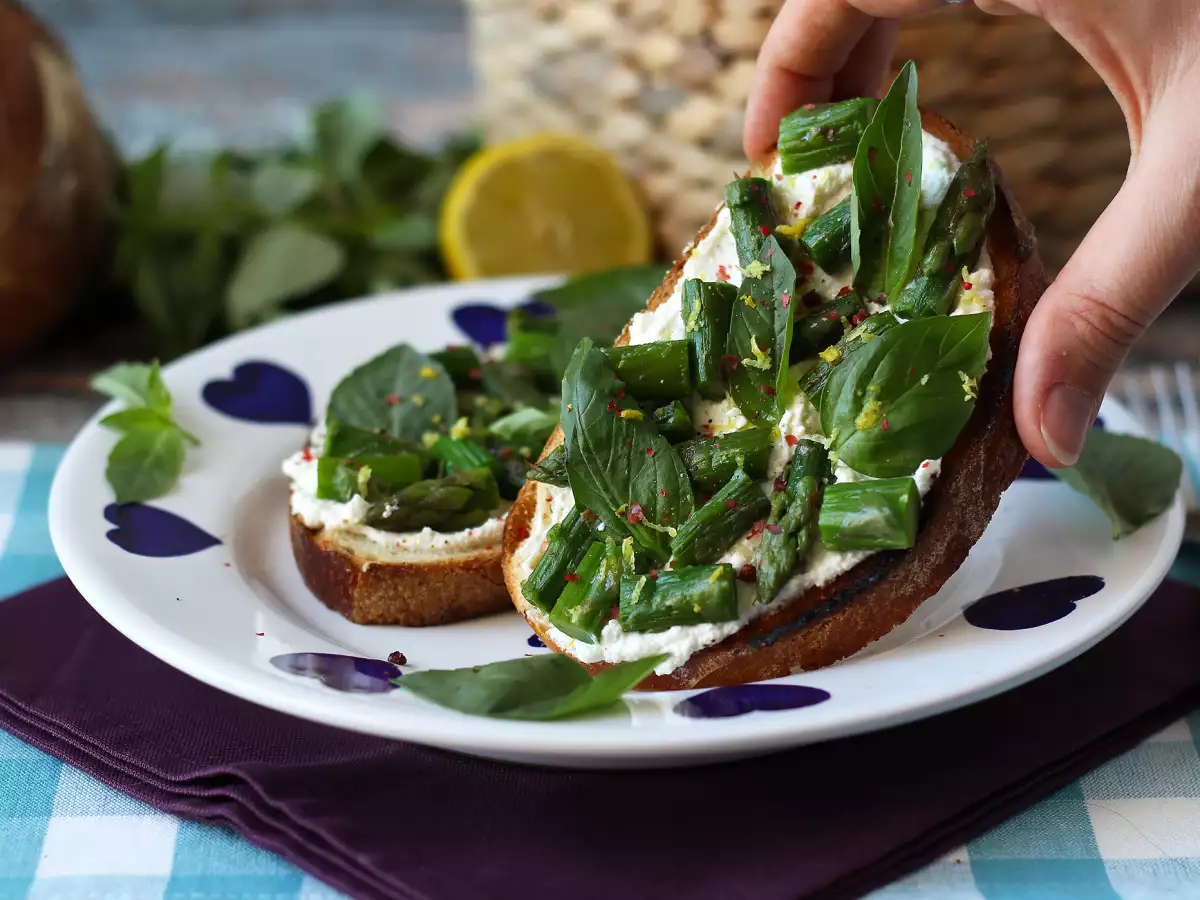 Toast med asparges, ricotta, citron og basilikum - foto 6