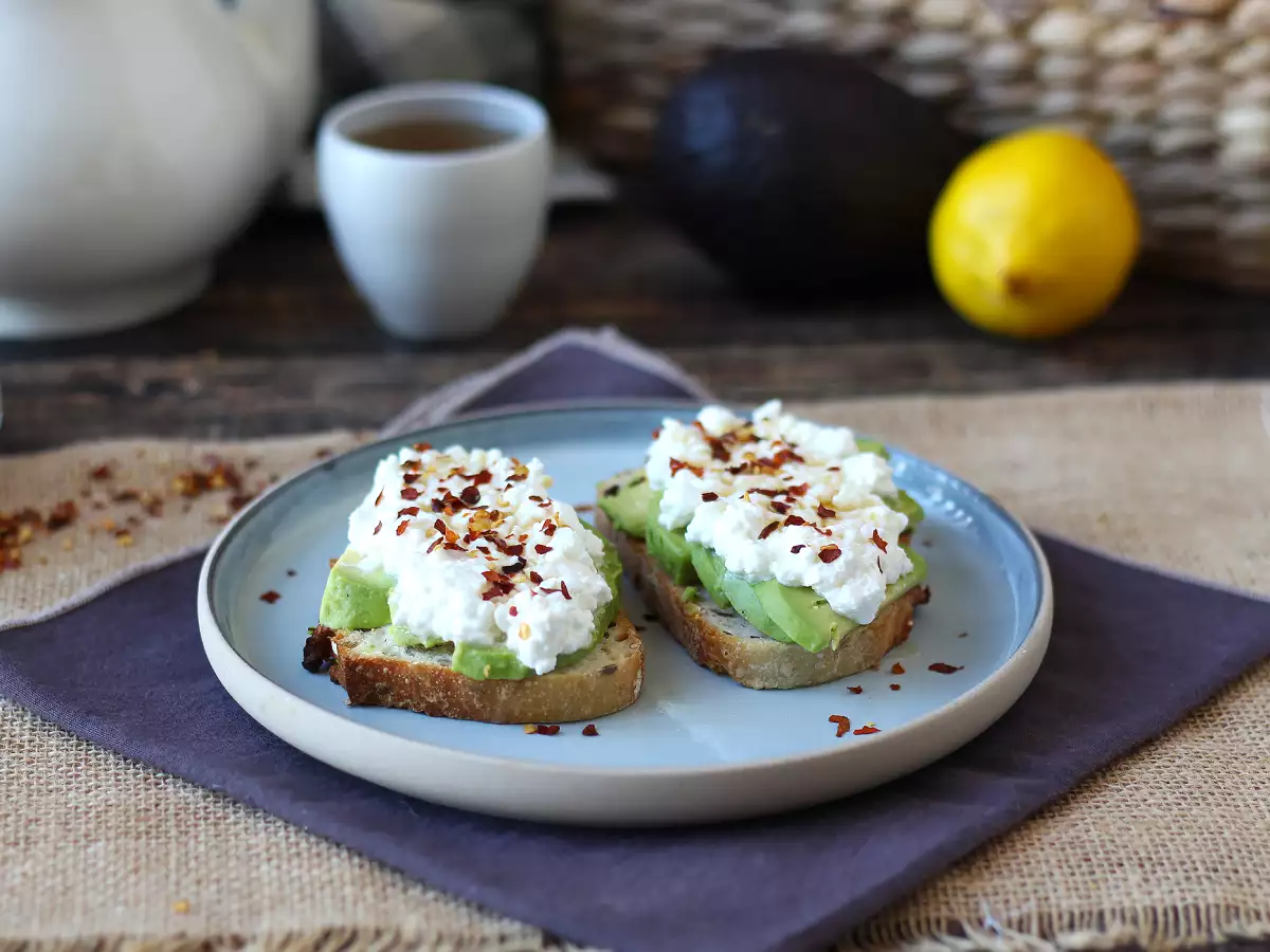 Toast med avocado og hytteost med krydret honning - foto 3