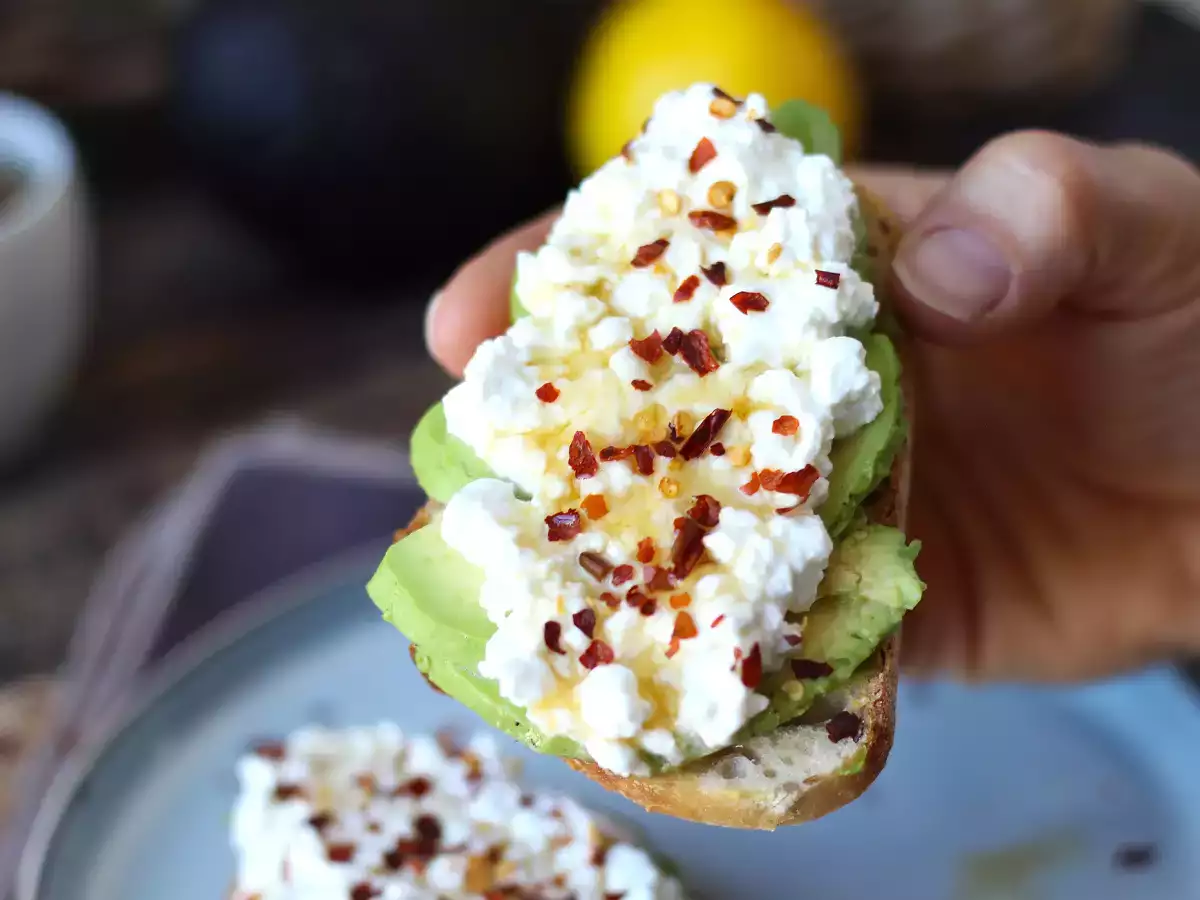 Toast med avocado og hytteost med krydret honning - foto 6