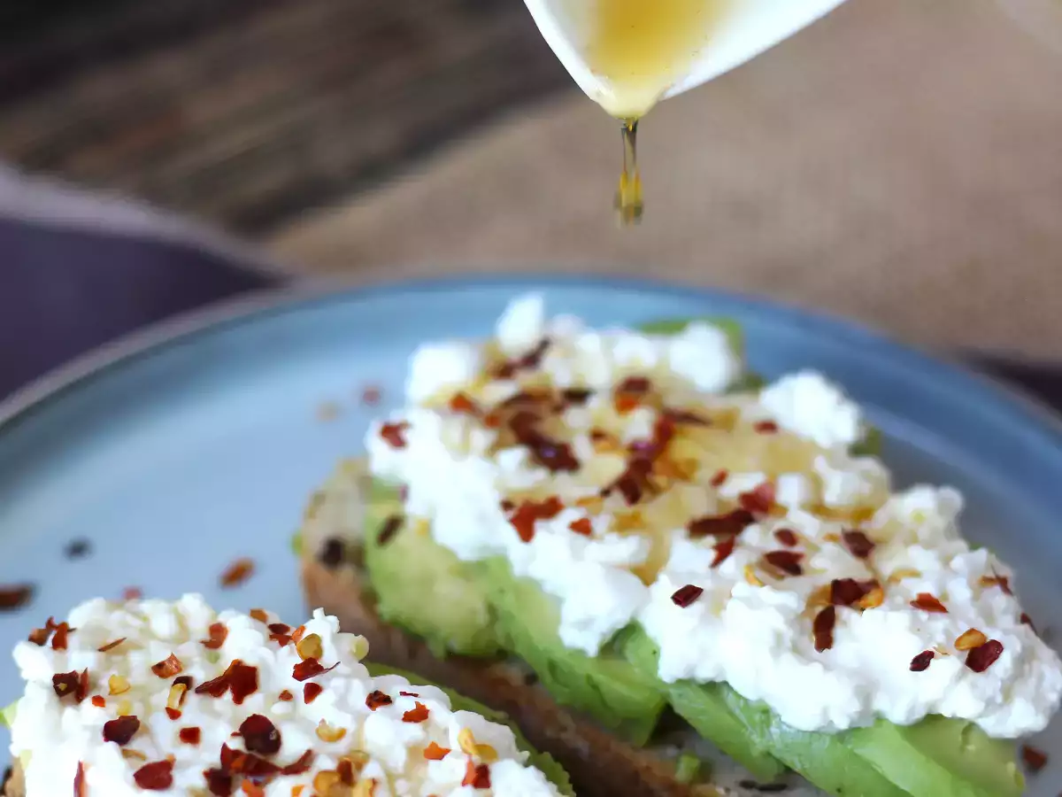 Toast med avokado og hytteost med krydret honning - foto 2