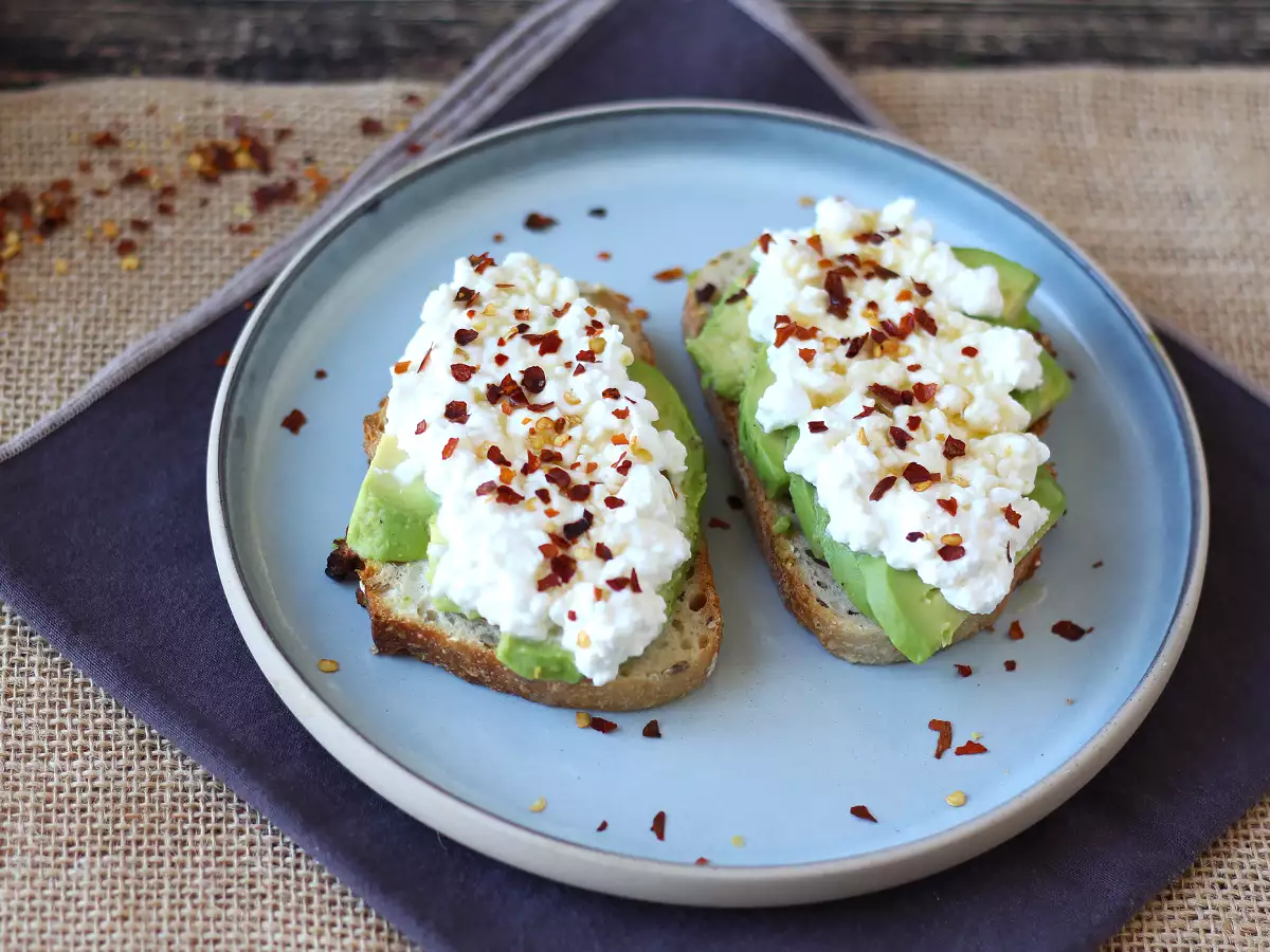 Toast med avokado og hytteost med krydret honning - foto 4