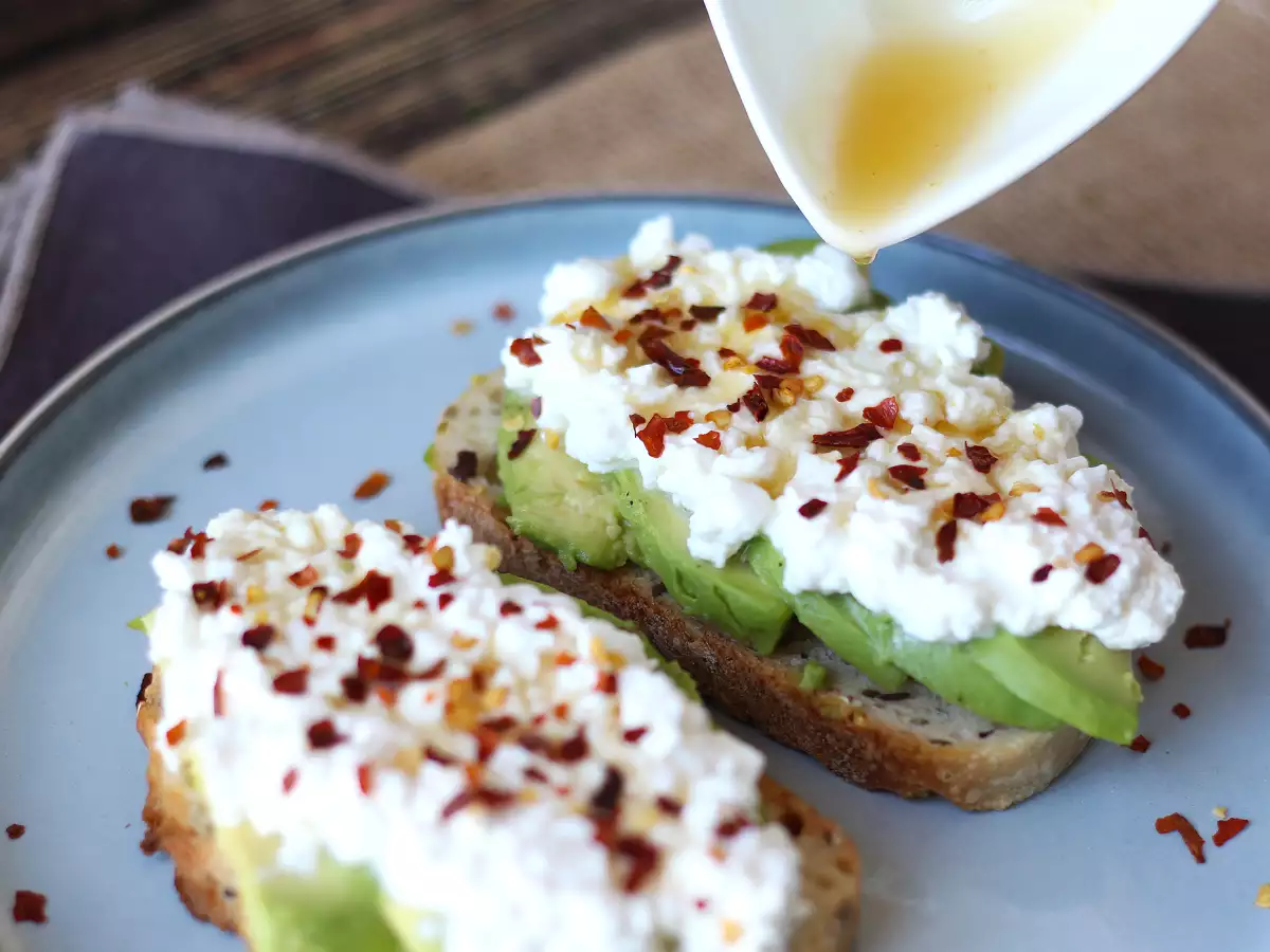 Toast med avokado og hytteost med krydret honning - foto 5