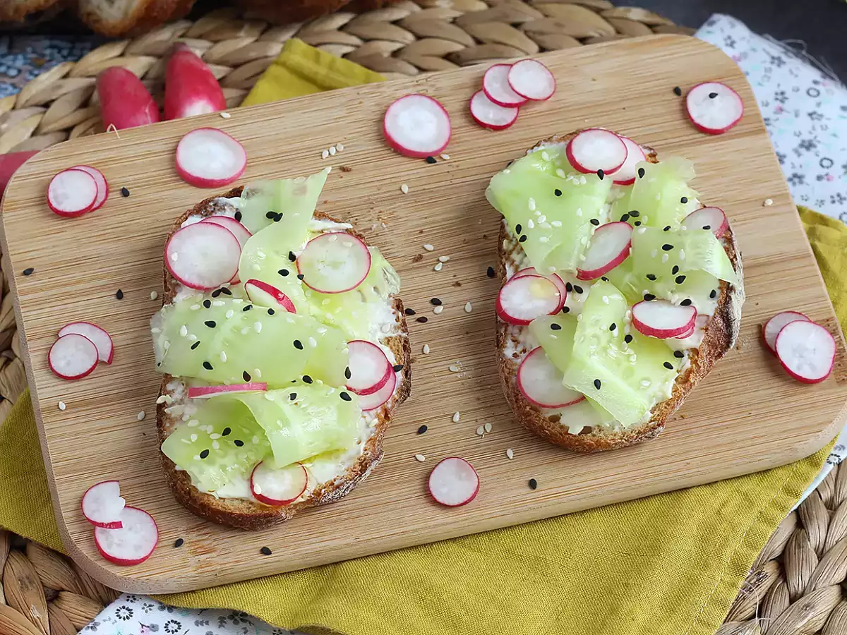 Toast med friskost, agurk og radiser
