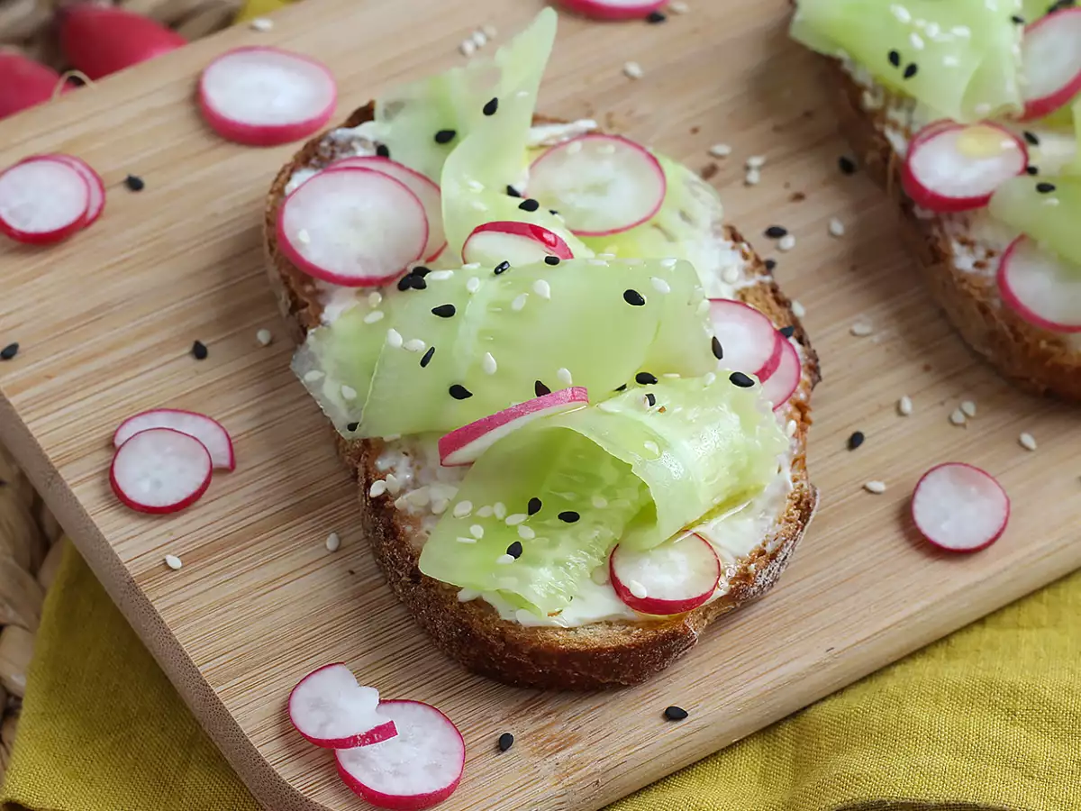 Toast med friskost, agurk og radiser - foto 2