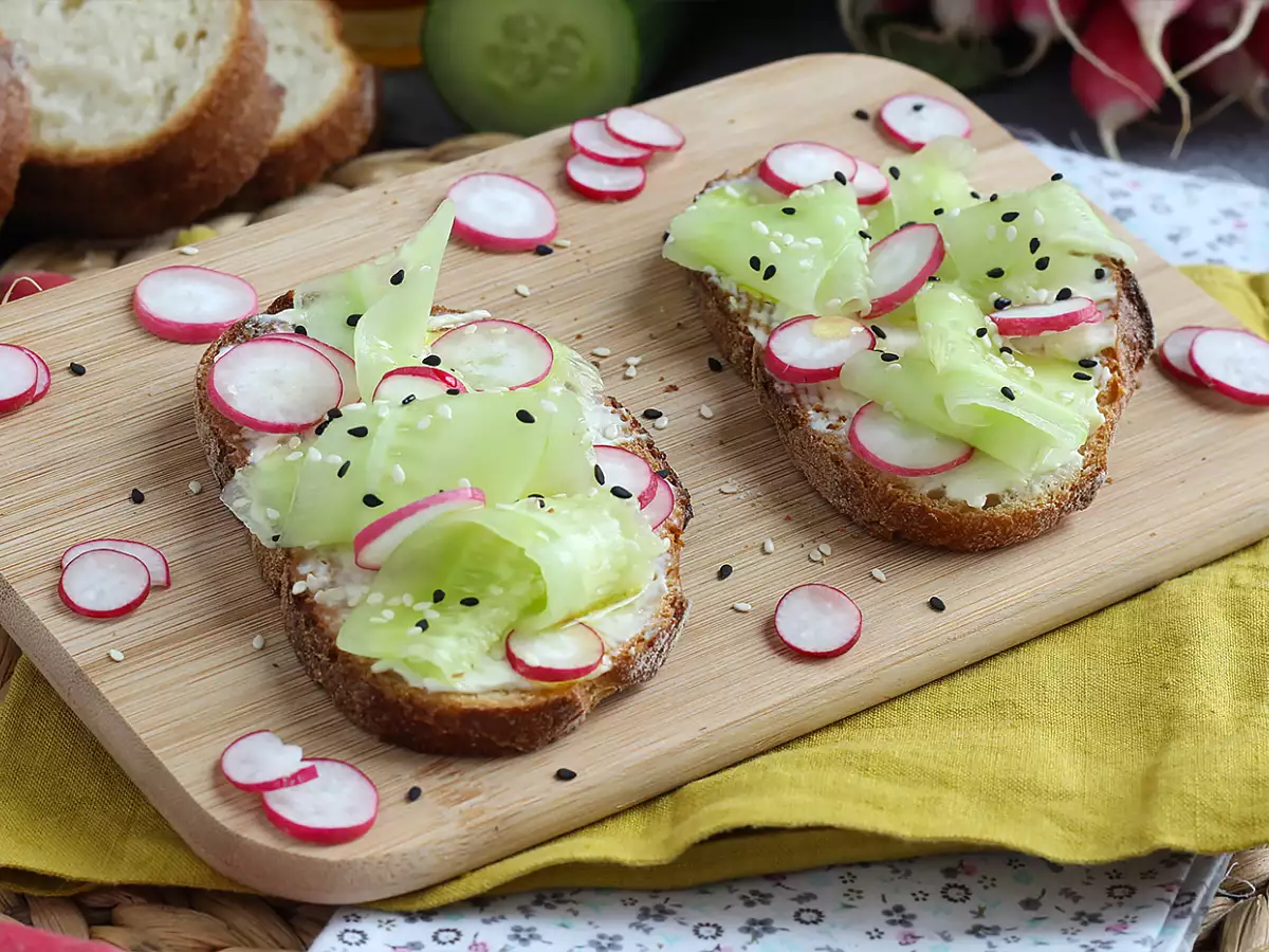 Toast med friskost, agurk og radiser - foto 3