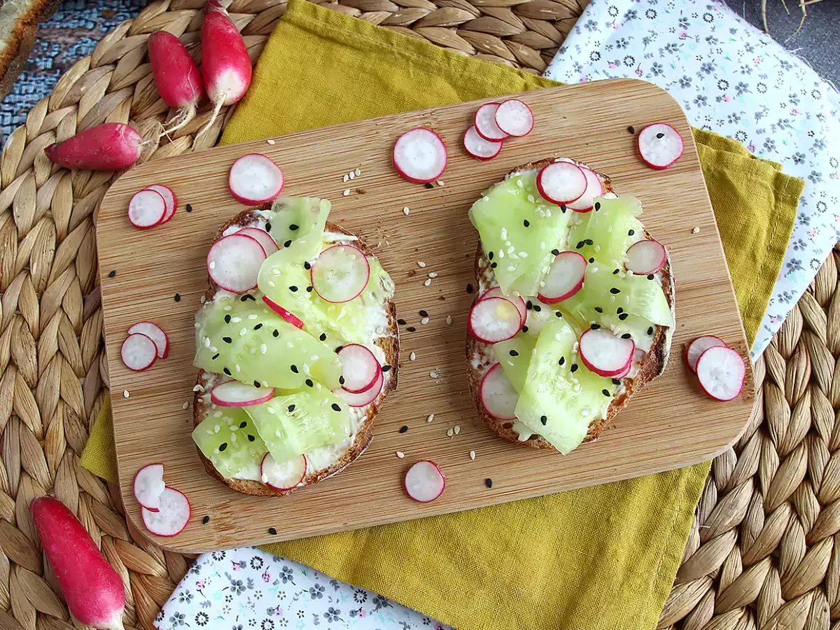 Toast med friskost, agurk og radiser - foto 5