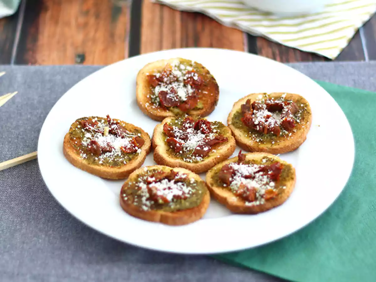 Toast med pesto, parmesan og soltørrede tomater